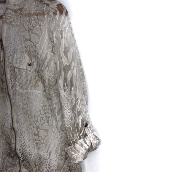 Chico’s Animal Embossed Semi Sheer Buttoned Top 1 EUC - Picture 4 of 9